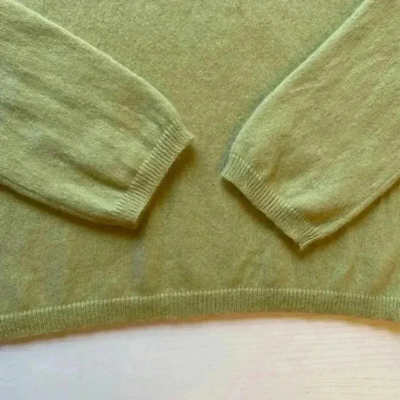 Ann Taylor 100% Cashmere V-neck Sweater Lime Green color Size Medium - Picture 2 of 13